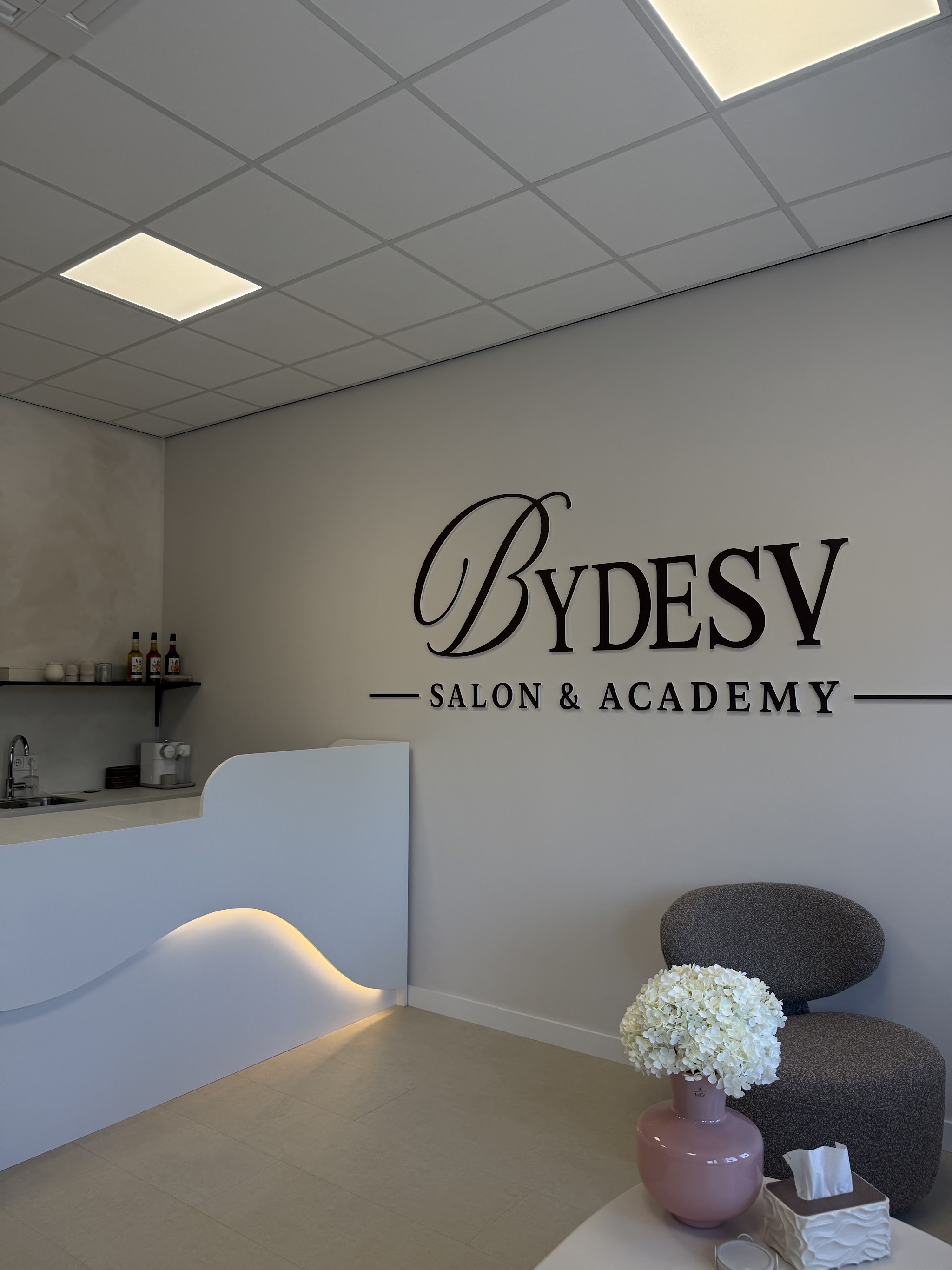 De ontvangstruimte van Bydesv Salon & Academy in Hoogeveen