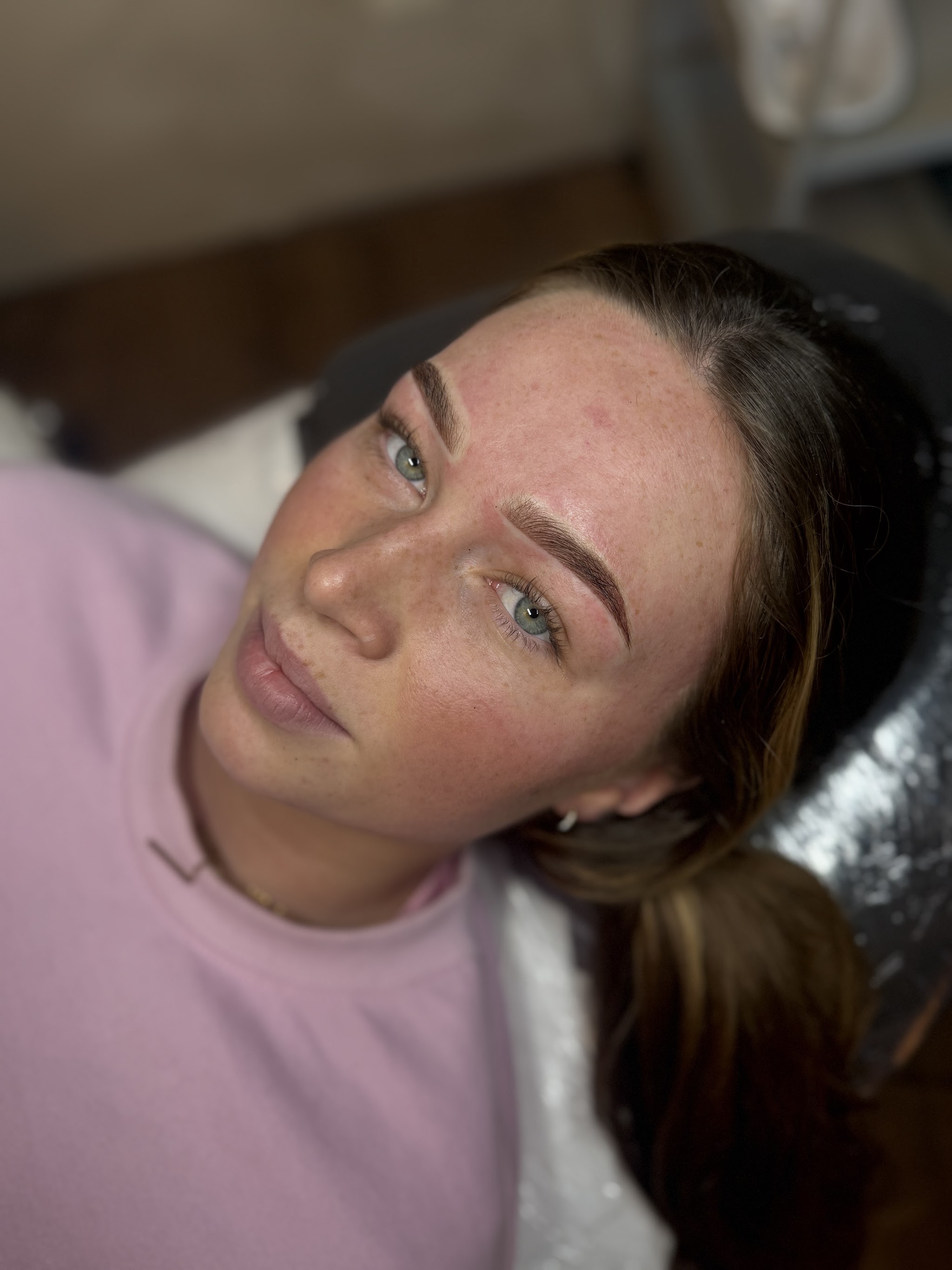 Genezen powder brows bij een klant in de studio