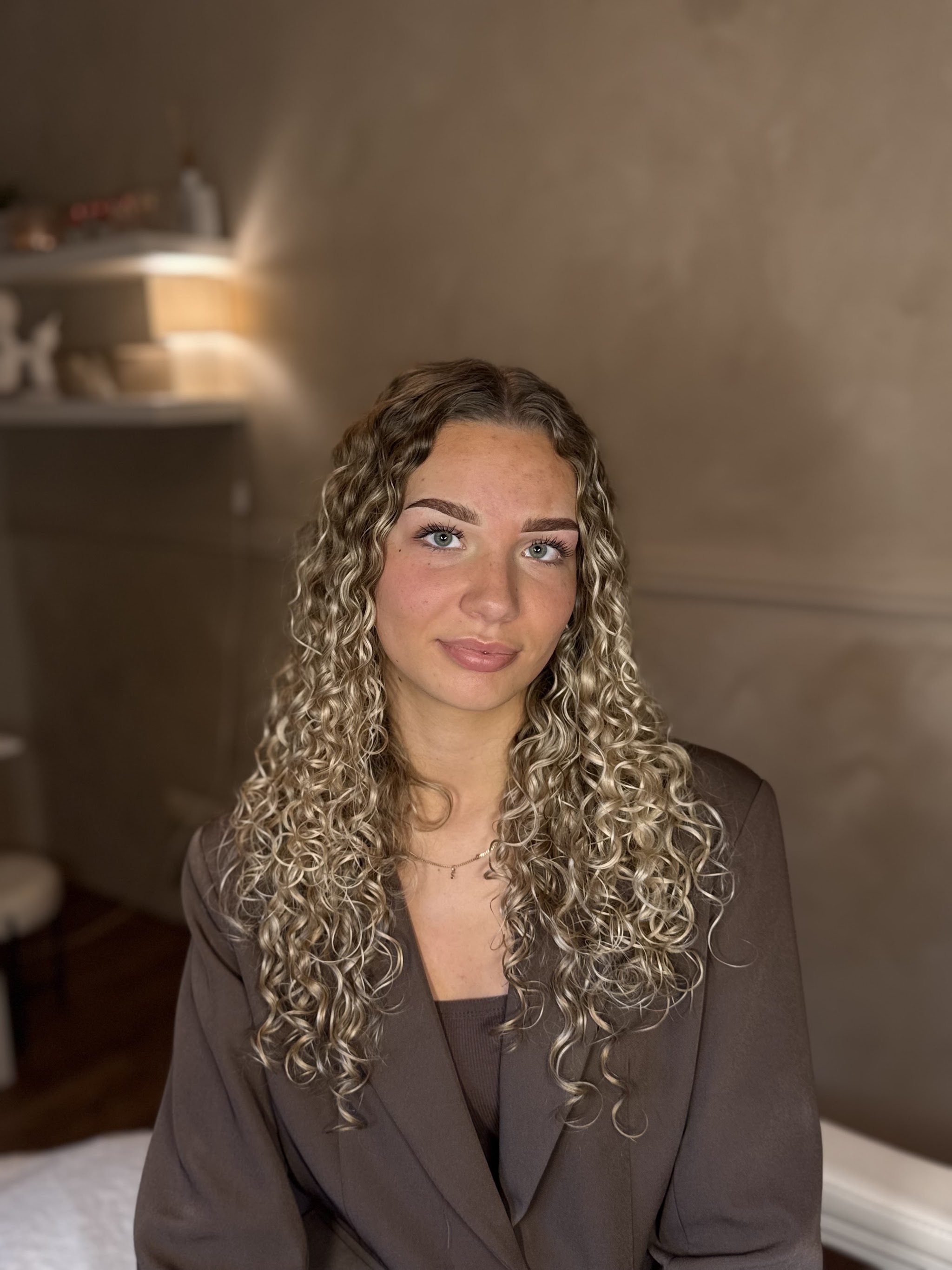 Klant met verzorgde wenkbrauwen na de behandeling